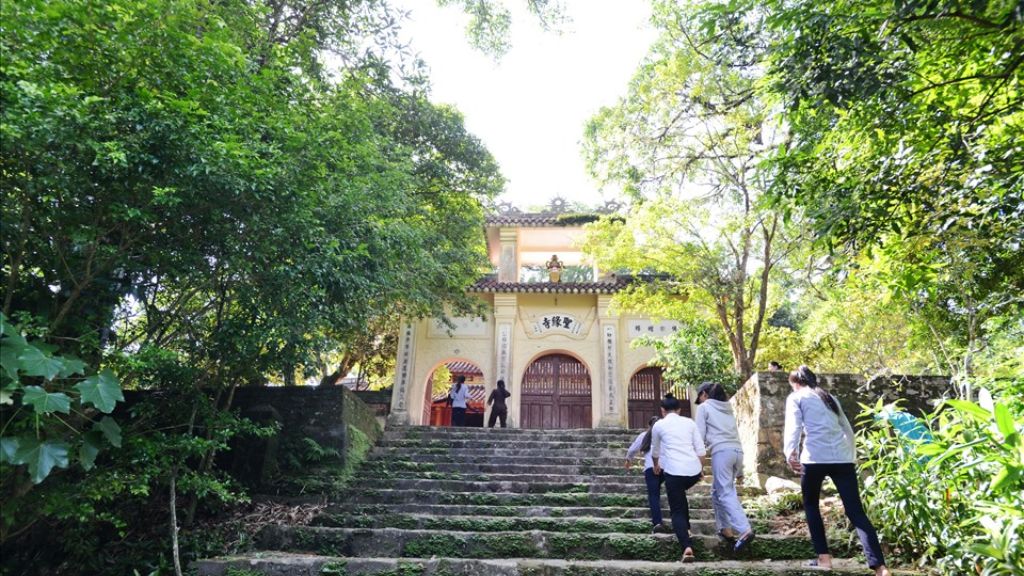 Chiêm bái tại chùa Thánh Duyên trong tour du lịch Huế