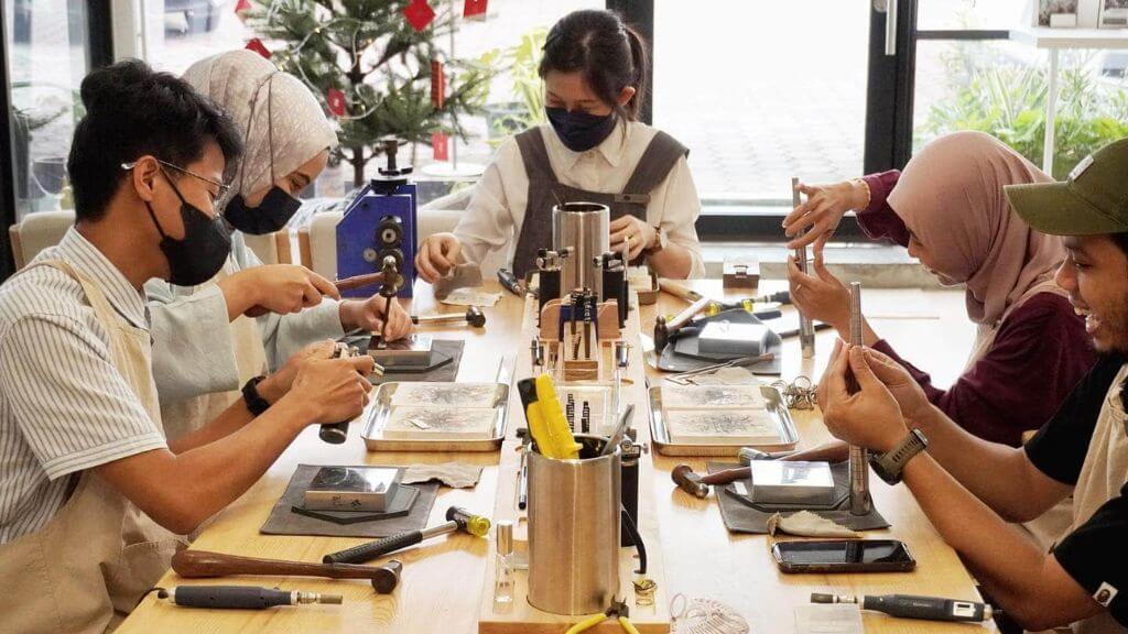 Đoàn tham gia trải nghiệm DIY tại Hosa Gem Shop