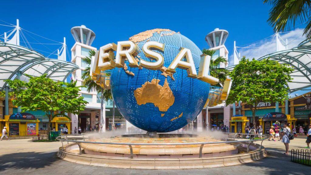 Universal Studios Singapore với biểu tượng quả địa cầu xoay đặc trưng