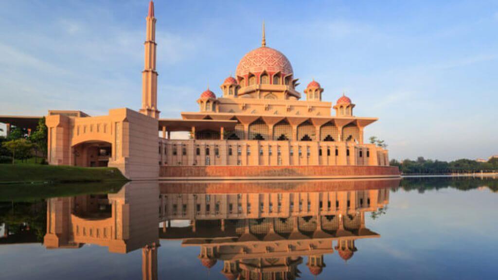 Quý khách chụp hình bên ngoài Nhà thờ Hồi giáo Putra