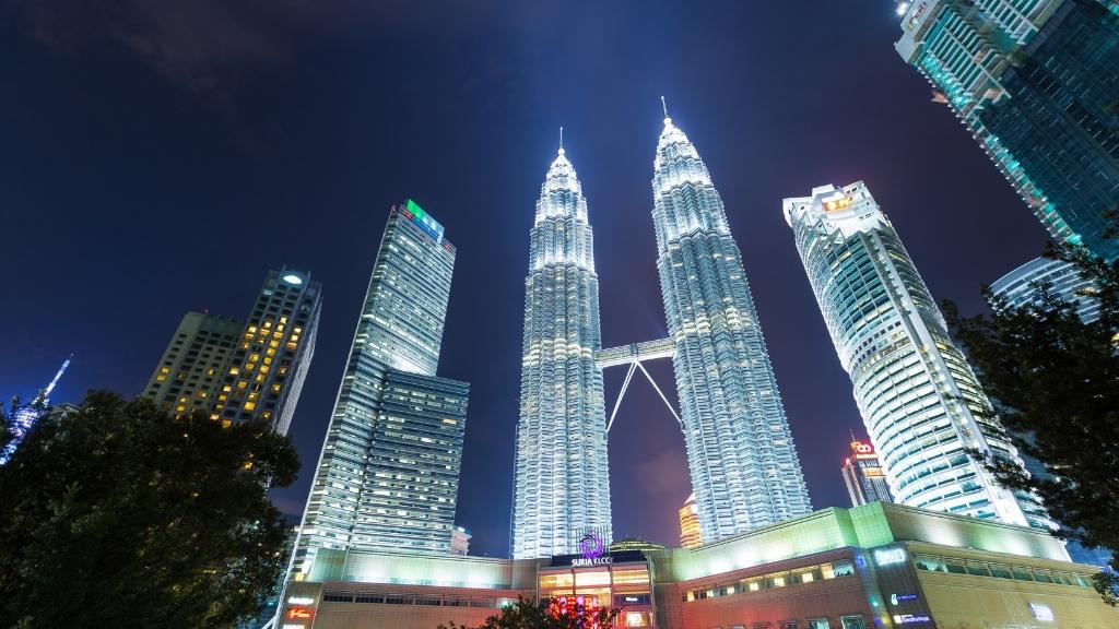 Petronas lung linh trong ánh đèn về đêm