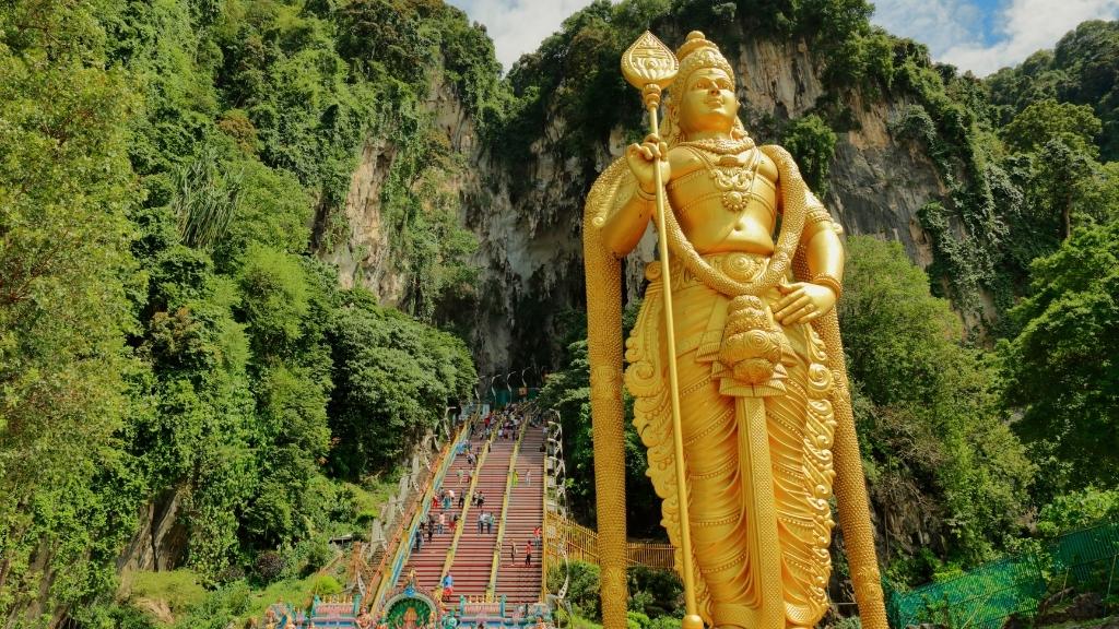 Động Batu với bức tượng Hindu dát vàng khổng lồ ở cổng
