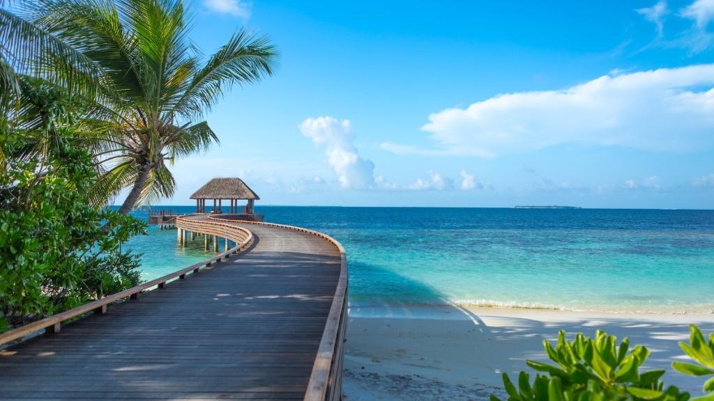 Con đường lãng mạn dẫn ra biển Maldives vô tận
