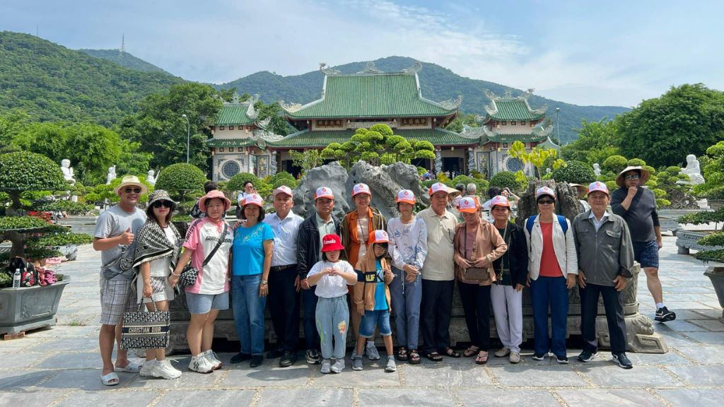 Đoàn khách check in tại chùa Linh Ứng khi đi tour du lịch miền Trung tại BestPrice