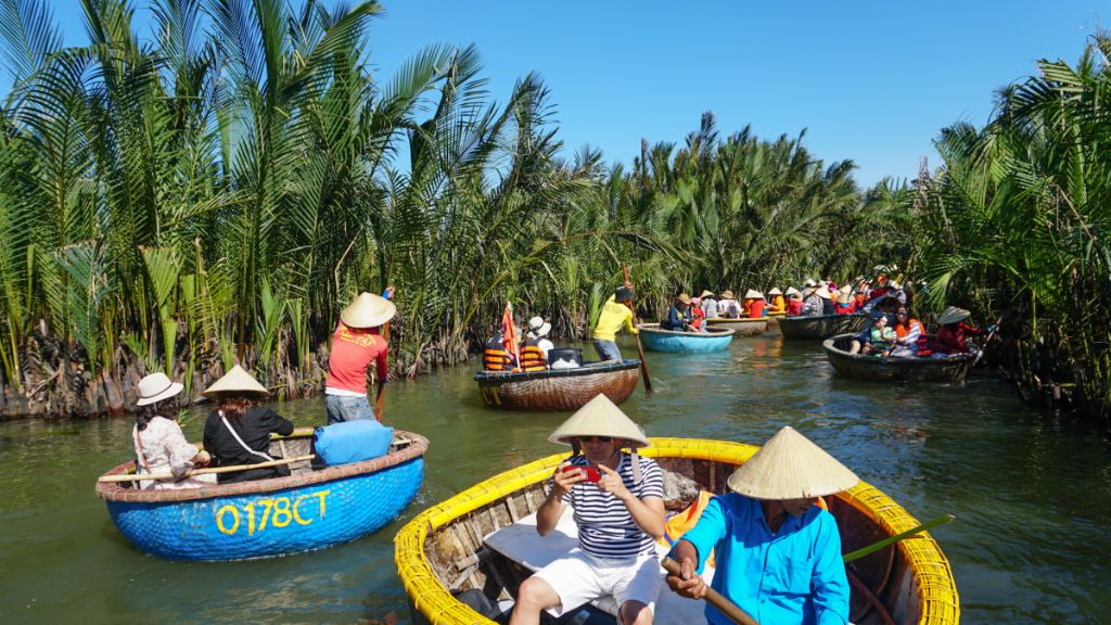 Trải nghiệm ngồi thuyền thúng tại rừng dừa Bảy Mẫu