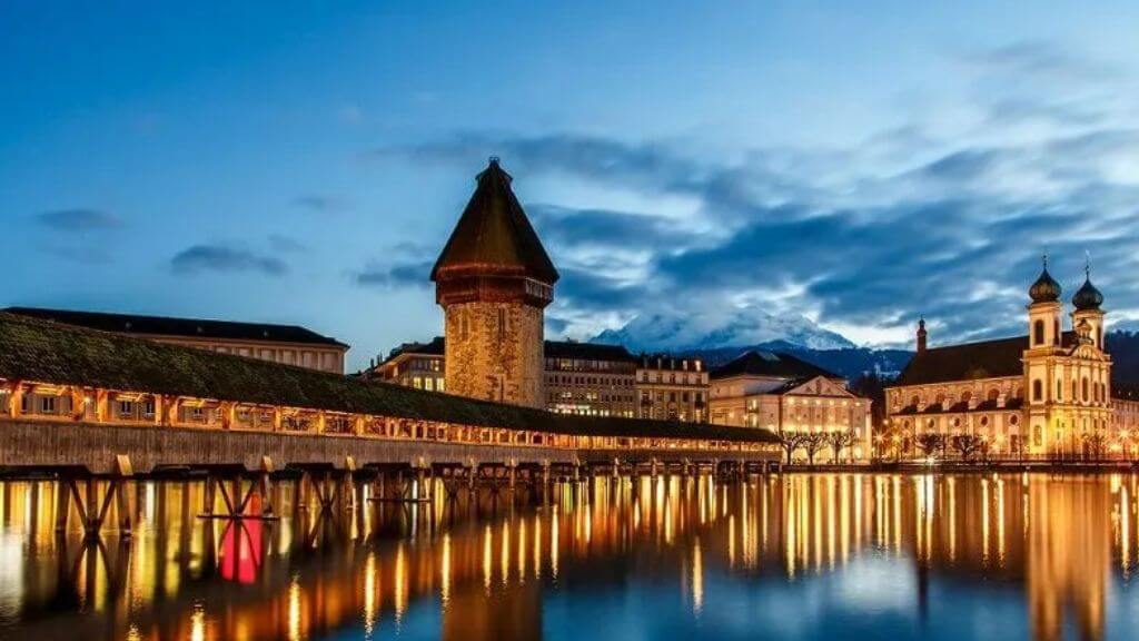 Cây cầu Chapel Bridge cổ hơn 700 năm tuổi biểu tượng của Lucerne