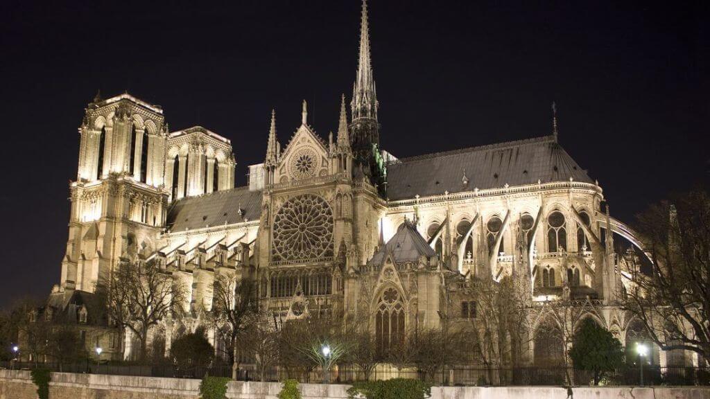 Kiệt tác kiến trúc Gothic cổ kính của nhà thờ Đức Bà Paris