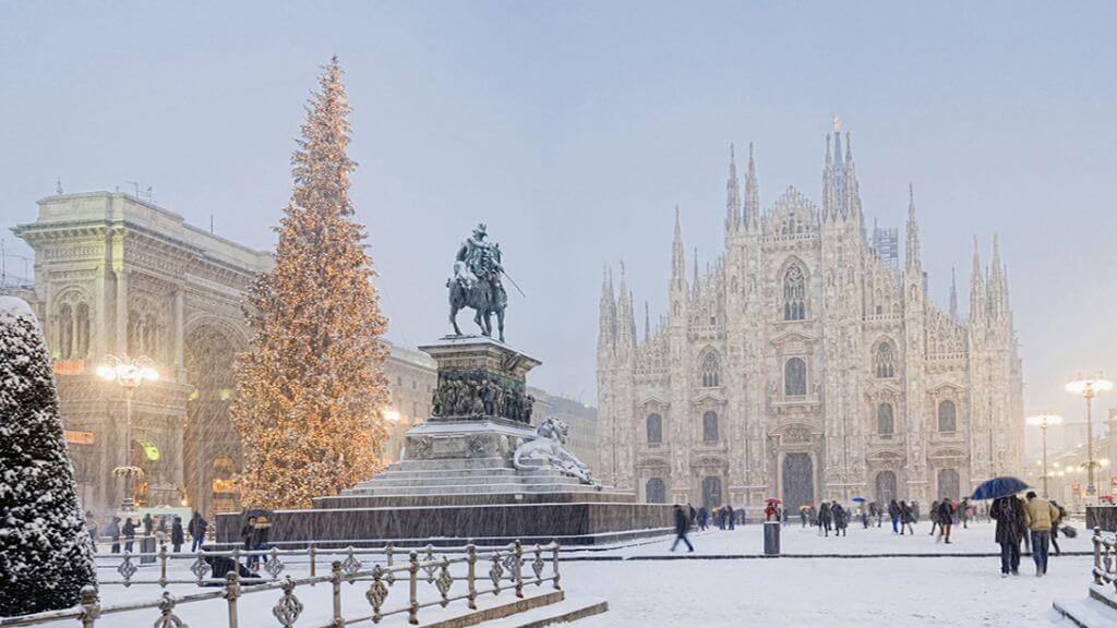 Quảng trường Piazza del Duomo sầm uất của Milan