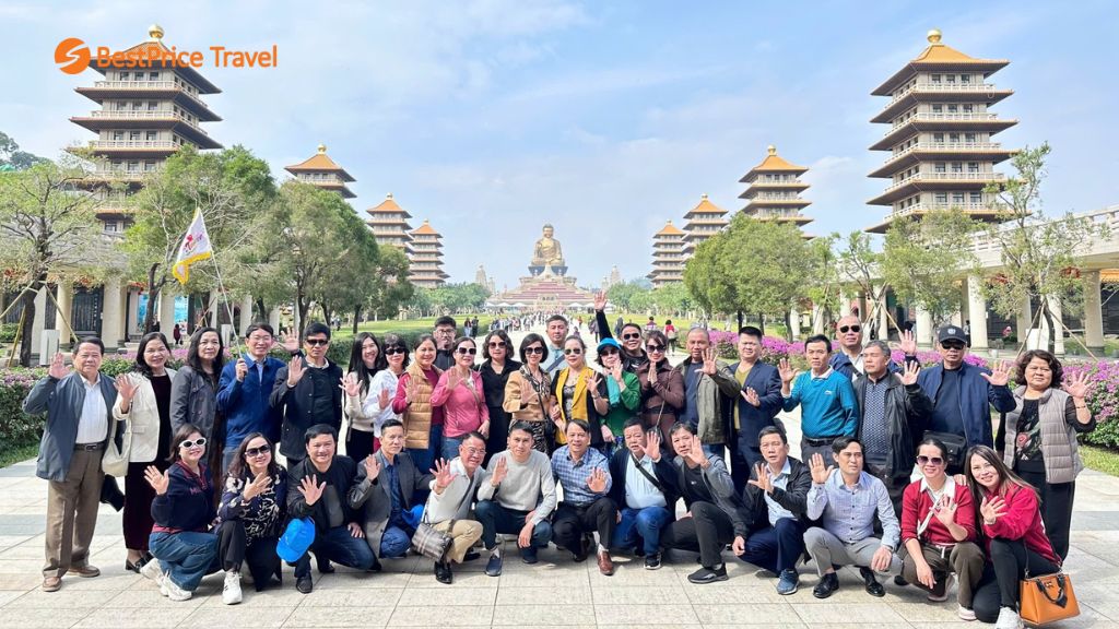 Đoàn khách tham quan Phật Quang Sơn Tự ở Cao Hùng