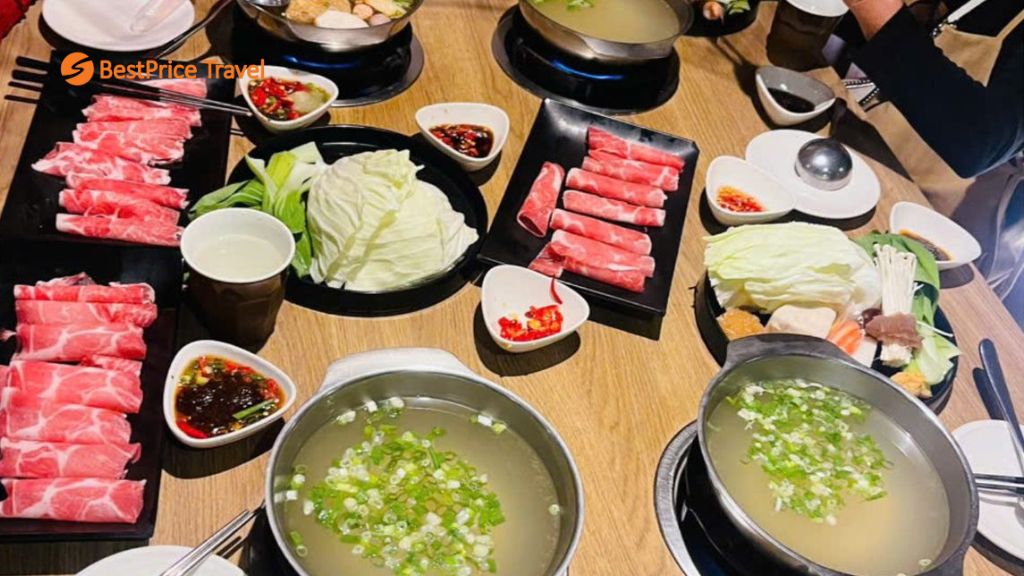 Đoàn thưởng thức lẩu Shabu Shabu trong tour Đài Loan cùng BestPrice Travel