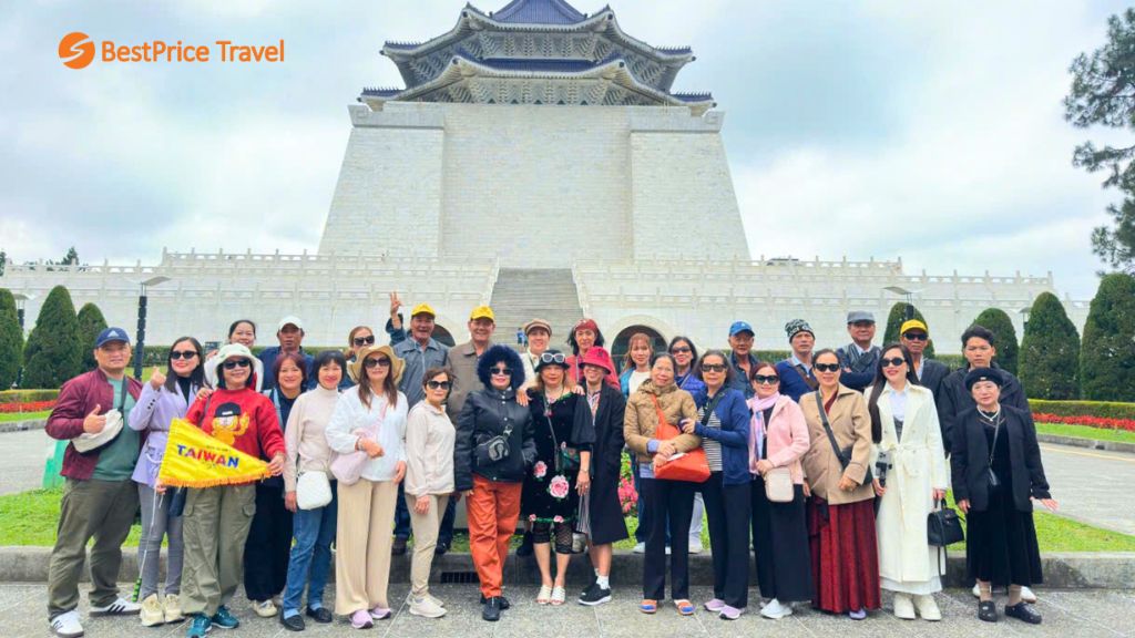 Du khách đi tour du lịch Đài Loan check in Đài tưởng niệm Trung Chính