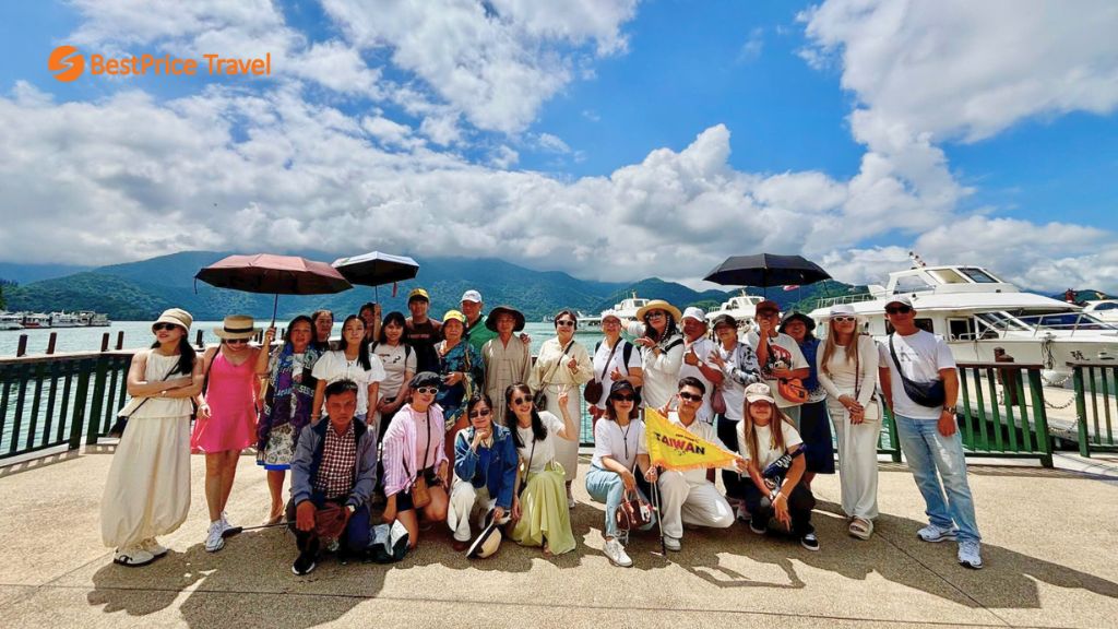 Đoàn khách BestPrice Travel chụp ảnh lưu niệm ở thắng cảnh Hồ Nhật Nguyệt