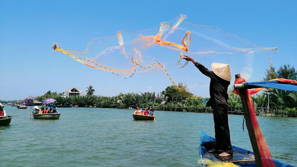 Cảnh người dân quăng chài trên sông để đánh bắt cá ở rừng dừa