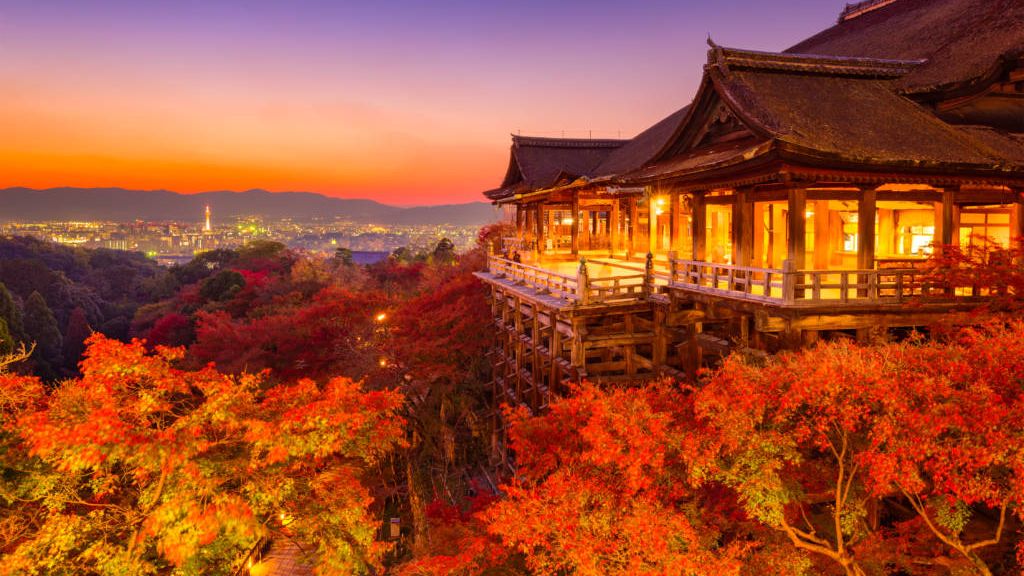 Chùa Kyomizu phủ lá đỏ mùa thu