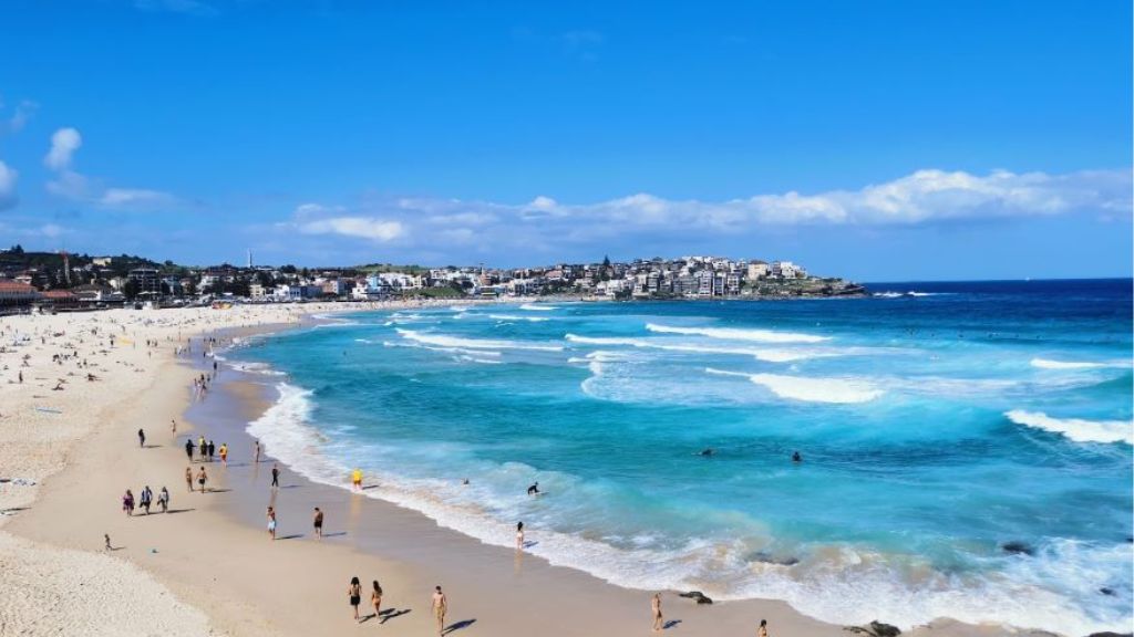 Đặt tour Úc vui chơi tại bãi biển Bondi