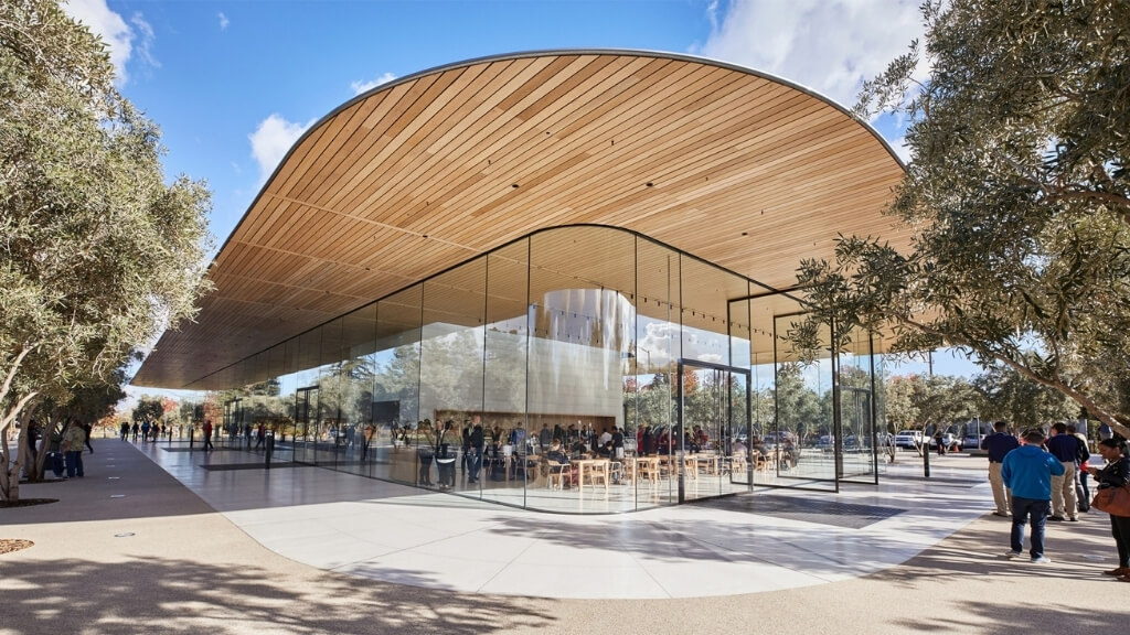 Đoàn trải nghiệm các sản phẩm công nghệ của Apple tại Apple Park Visitor Center trong Thung lũng Silicon ở San Jose