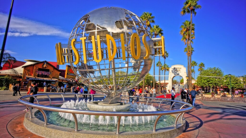 Tham quan và chụp hình với biểu tượng của phim trường Universal Studios tại Los Angeles