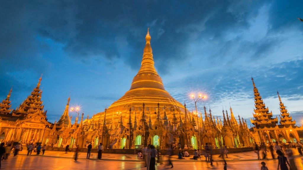 Chùa Shwedagon rực rỡ về đêm