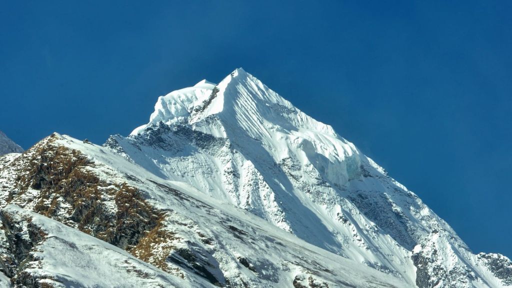 Đỉnh núi Himchuli huyền ảo trong phủ tuyết trắng