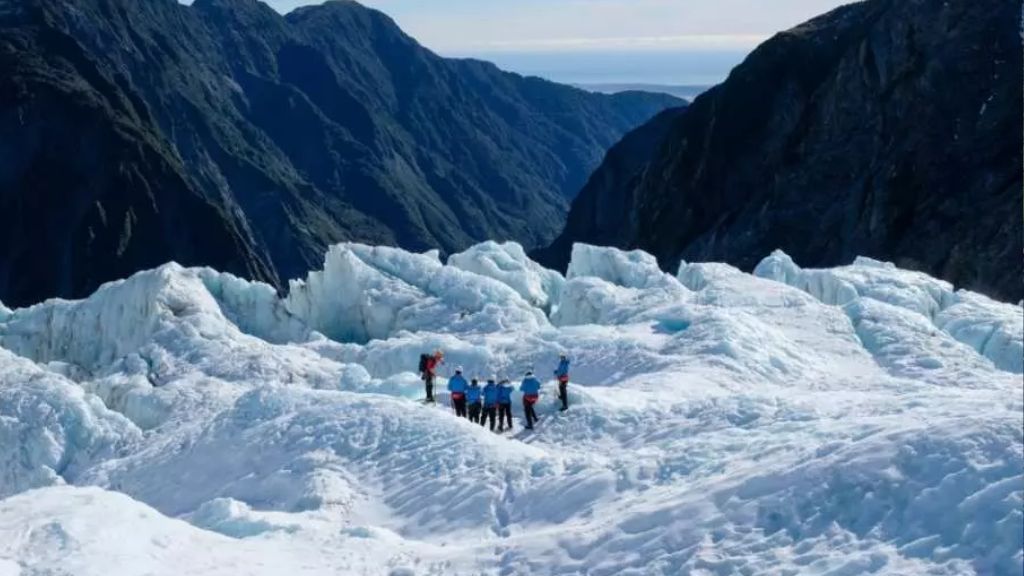 Đoàn tham quan sông băng Franz Josef