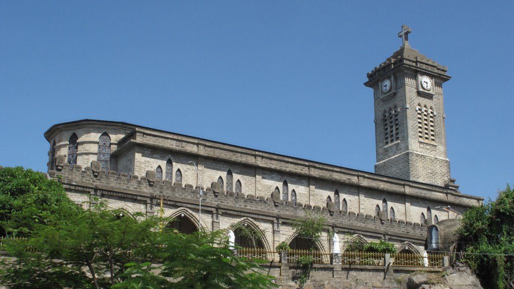 Nhà thờ núi với kiến trúc Gothic cổ kính
