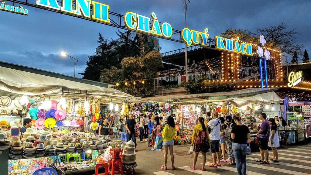 Khám phá Chợ đêm Nha Trang tấp nập