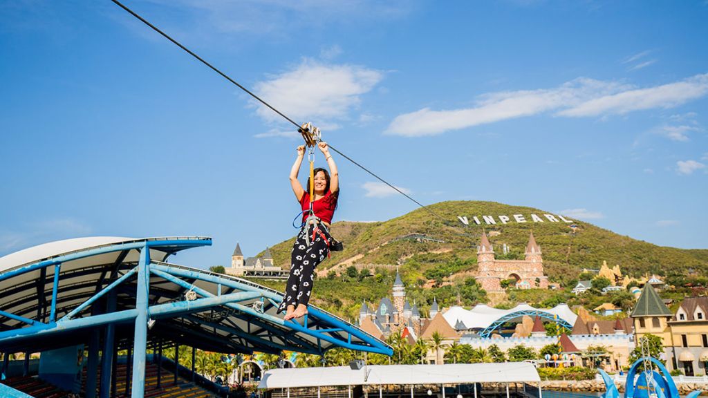 Thử sức với đường trượt Zipline trong tour du lịch Nha Trang