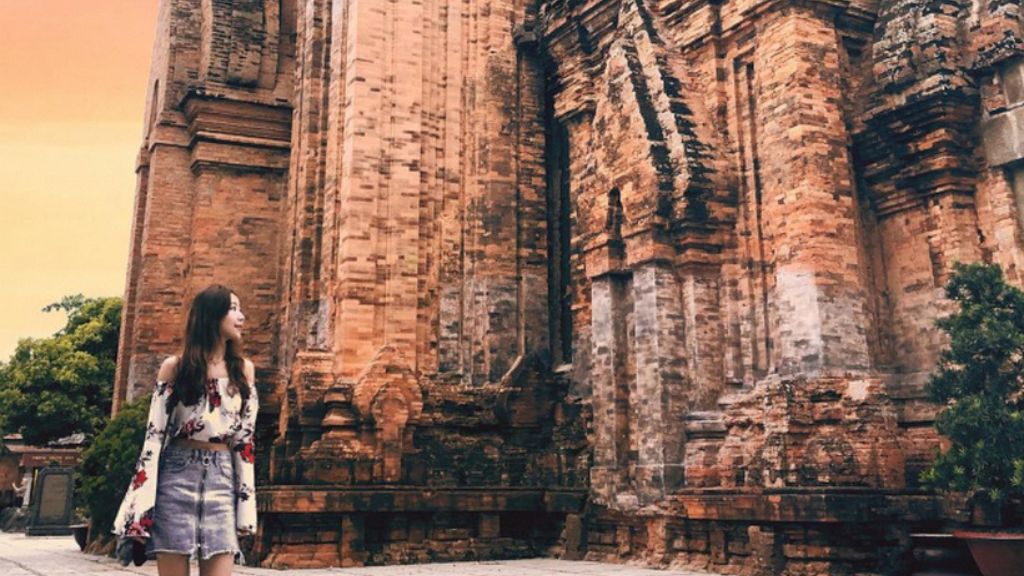 Check in tháp bà Ponagar trong tour du lịch Nha Trang