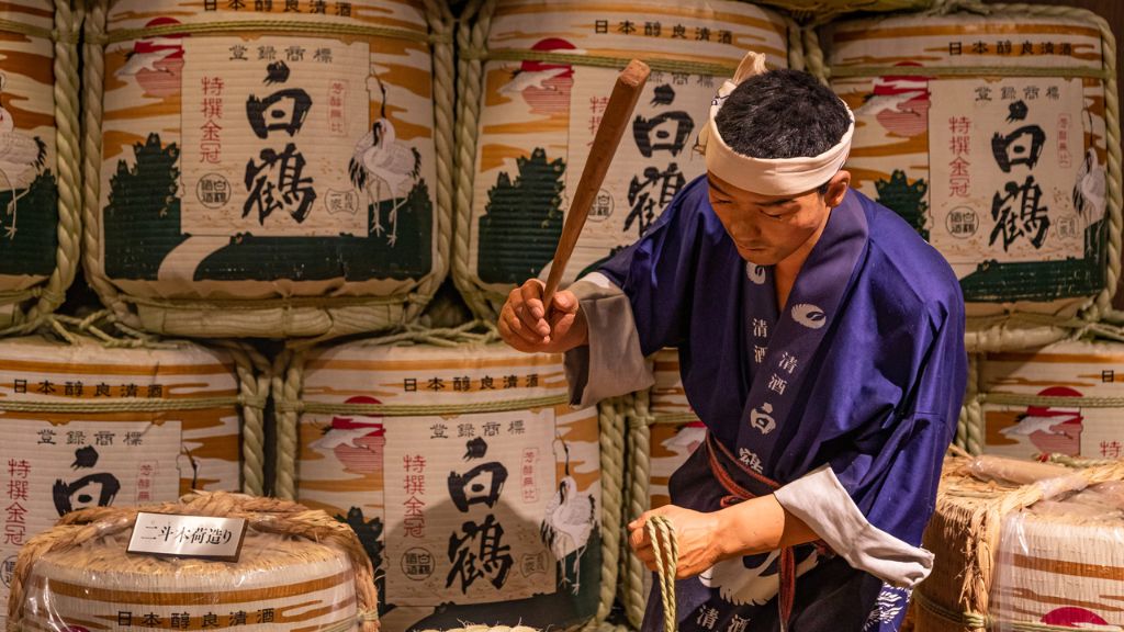 Đến thăm bảo tàng rượu Sake (Hakutsuru Sake Brewery Museum)