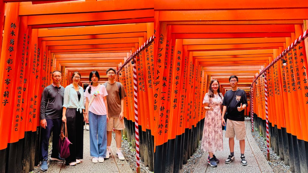 Đoàn khách của BestPrice check in tại Đền Fushimi Inari Taisha