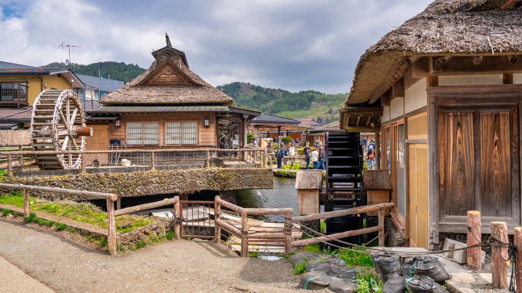 Vẻ đẹp yên bình của Oshino Hakkai