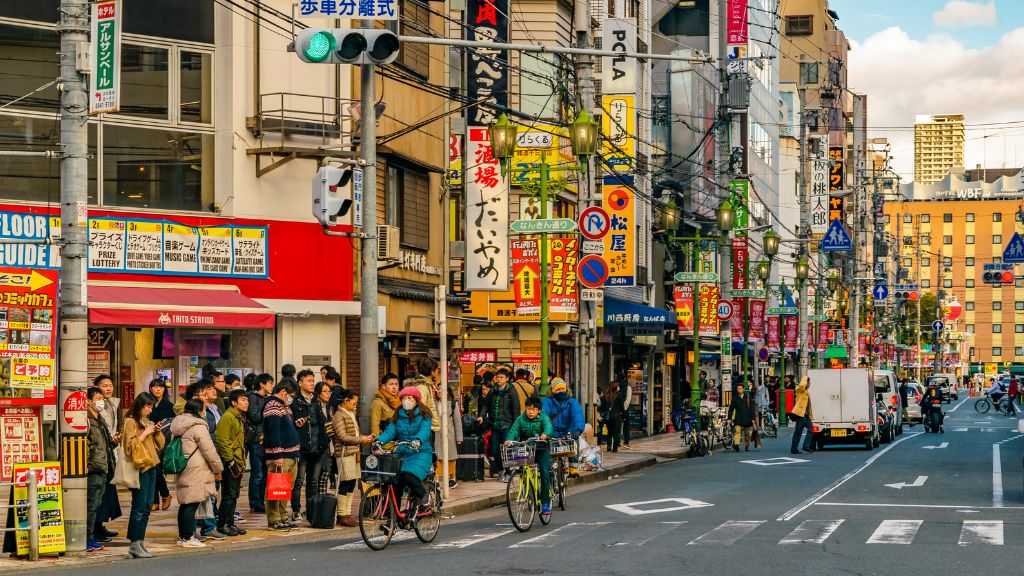 Du khách dạo phố và mua sắm tại phố Shinsaibashi