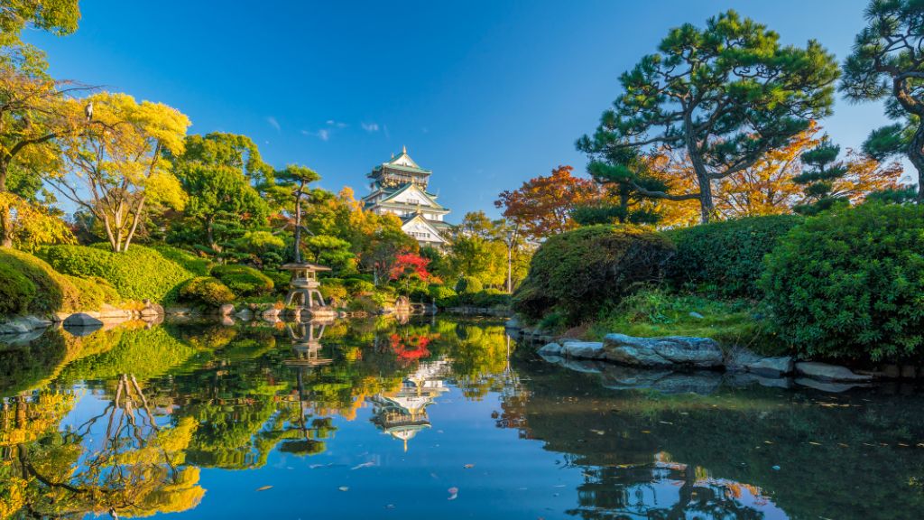 Khuôn viên xanh mát của Lâu đài Osaka
