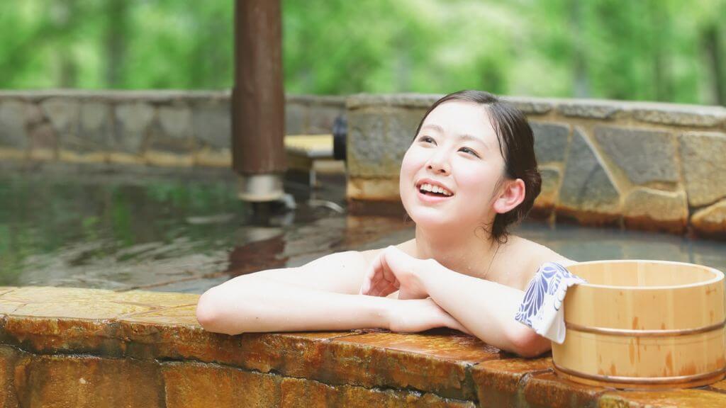 Du khách tắm Onsen thư giãn cơ thể