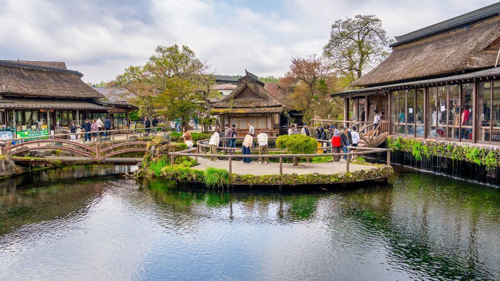 Du khách tham quan làng cổ Oshino Hakkai