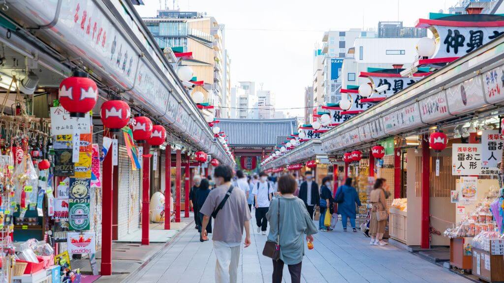 Tự do mua sắm tại phố Nakamise dori