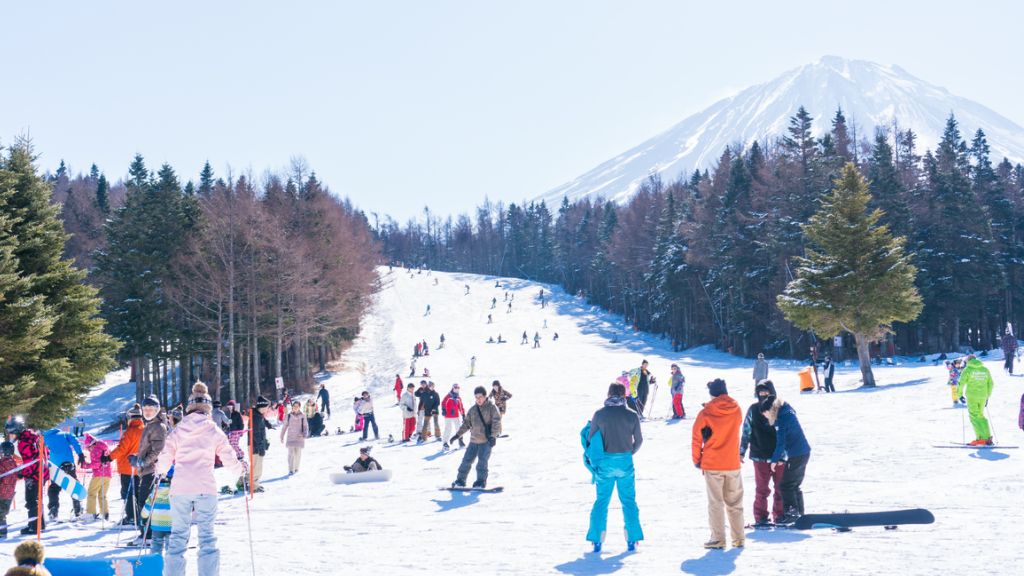 Du khách thích thú tham gia trượt tuyết trong tour Nhật Bản