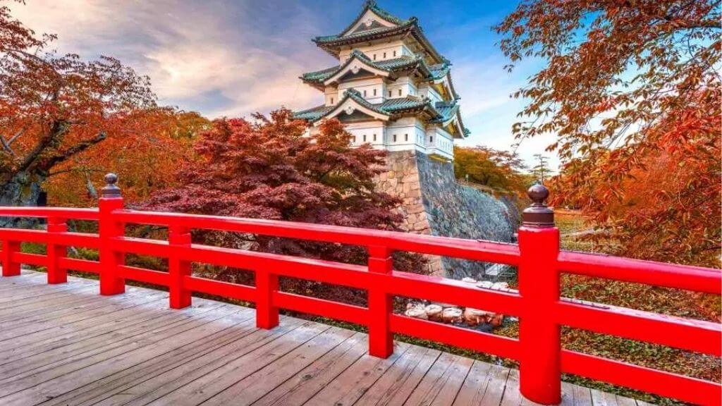 Khung cảnh thơ mộng tại công viên Lâu đài Hirosaki vào mùa lá đỏ