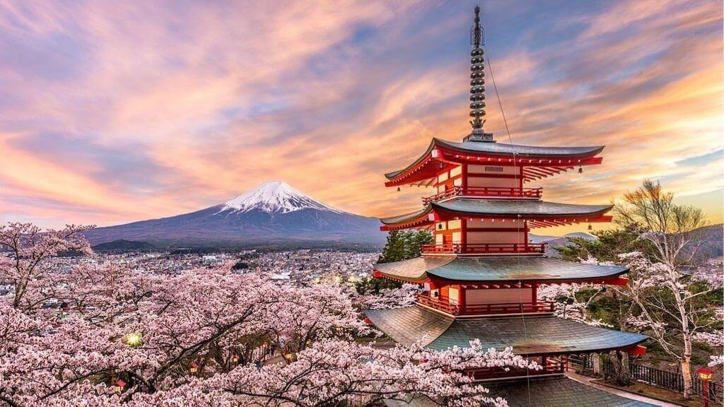 Khung cảnh Hirosaki lãng mạn, xa xa là đỉnh núi Phú Sĩ phủ mây