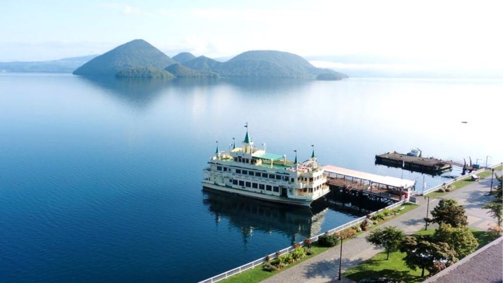Trải nghiệm trực thăng ngắm toàn cảnh hồ Toya – hồ miệng núi lửa đẹp nhất Hokkaido