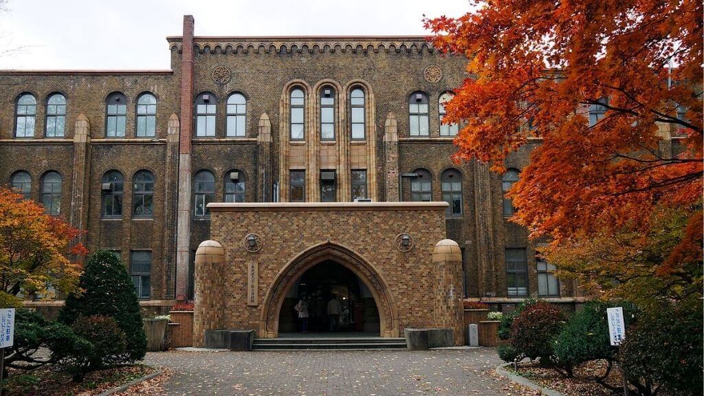 Khung cảnh lá vàng lãng mạn trong khuôn viên Đại học Hokkaido