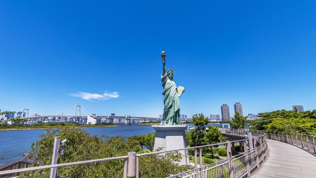 Chụp hình bản sao tượng Nữ Thần Tự do tại Odaiba Seaside Park