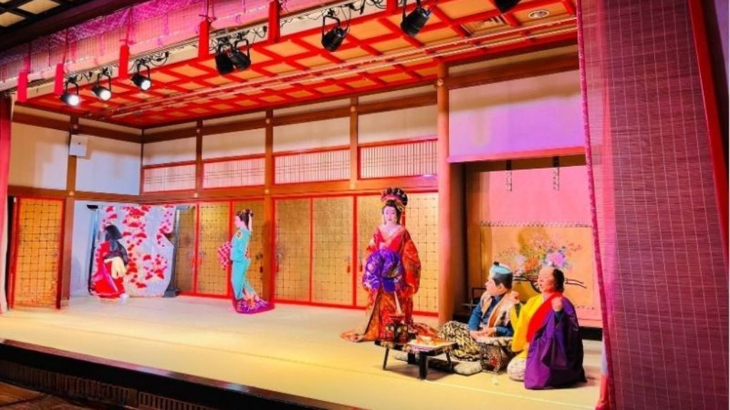 Đoàn ăn tối tại nhà hàng xem biểu diễn Geisha Show