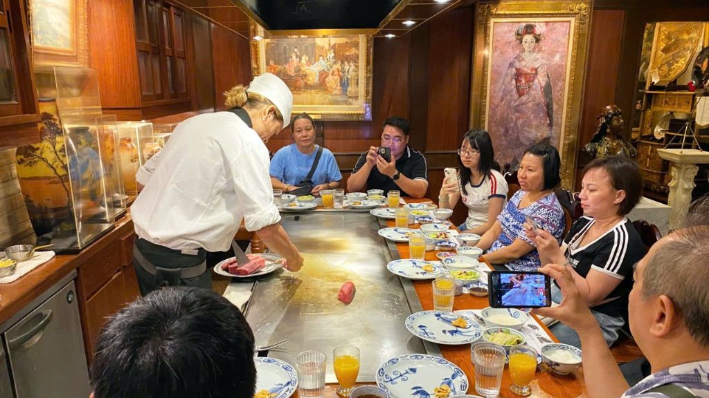 Đoàn khách thưởng thức bò Kobe nướng