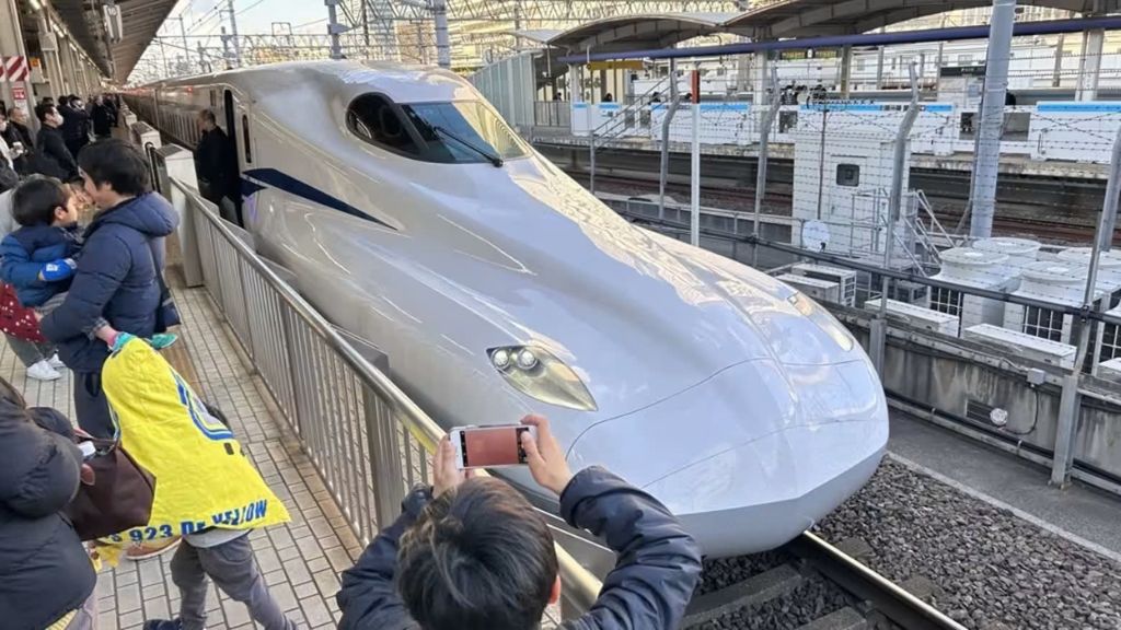Đoàn khách trải nghiệm tàu cao tốc Shinkansen