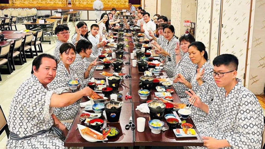 Du khách dùng bữa tối tại nhà hàng