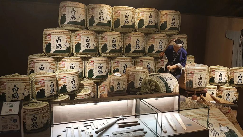 Du khách tham quan tìm hiểu quy trình chế biến rượu sake tại bảo tàng Hakutsuru Sake Brewery