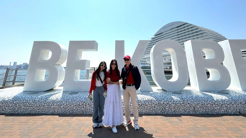 Gia đình checkin thành phố bến cảng Kobe