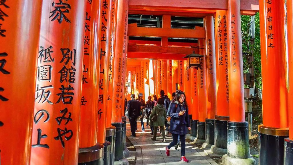 Tham quan ngôi đền nổi tiếng với 1000 cổng Torii tại Đền Fushimi Inari