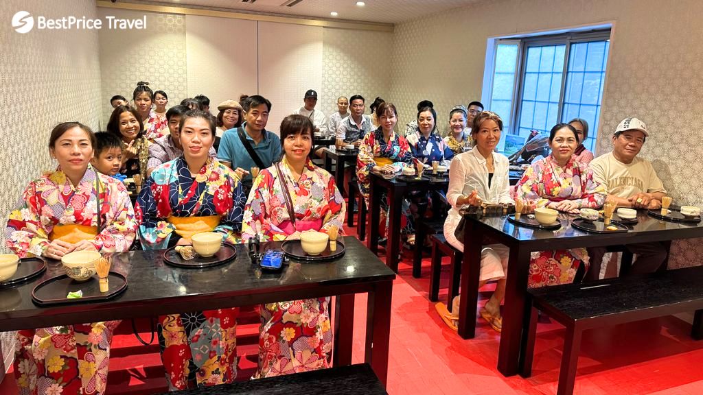Đoàn trải nghiệm mặc kimono pha trà đạo